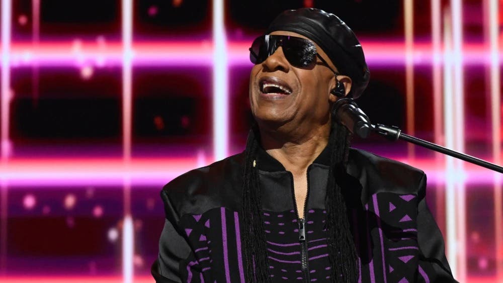 Stevie Wonder hace llamamiento a la unidad en su primera canción en solitario en 4 años