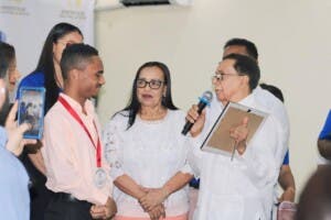Honran memoria de Orlando Martínez reconociendo estudiantes meritorios