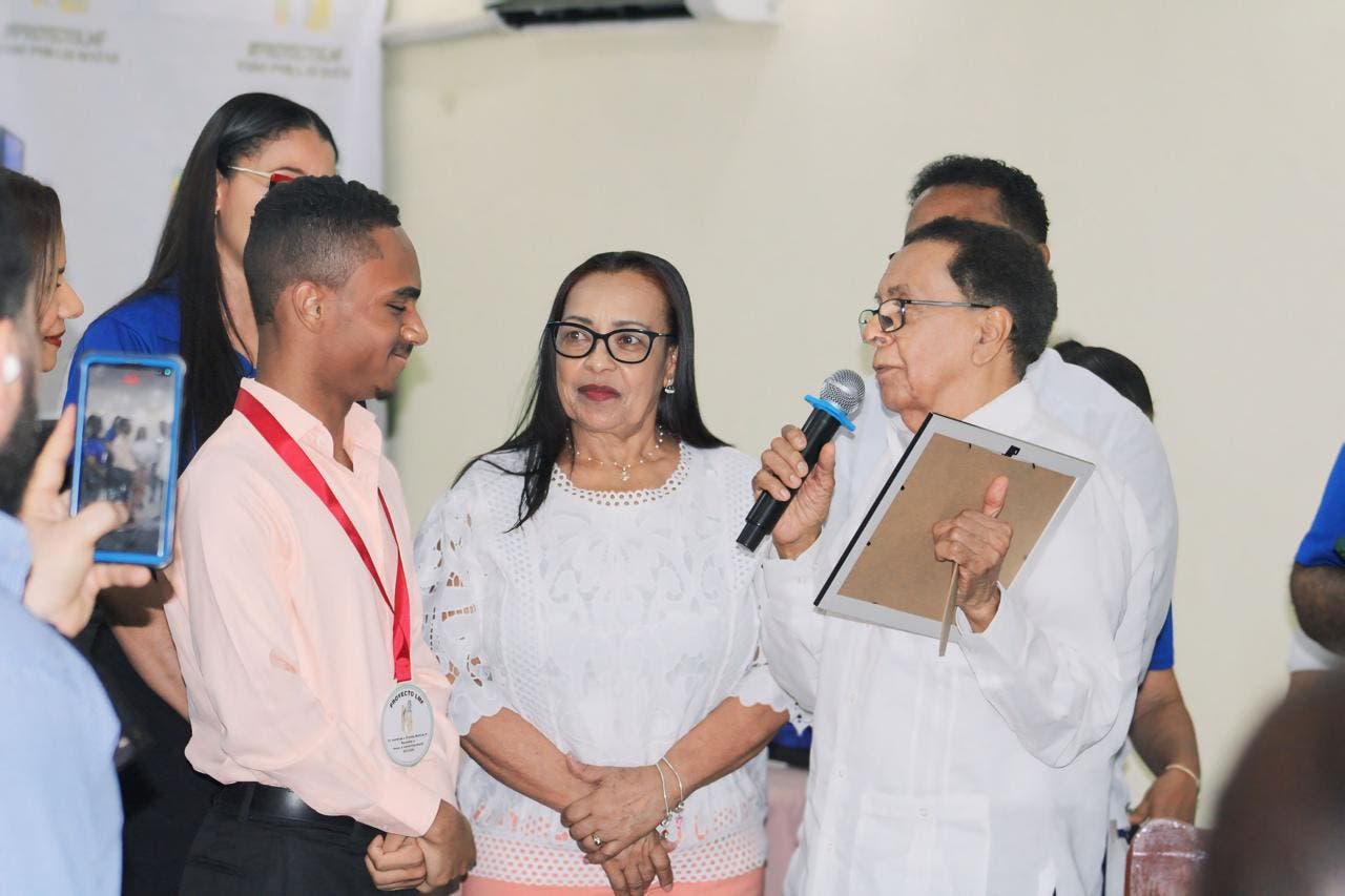 Honran memoria de Orlando Martínez reconociendo estudiantes meritorios