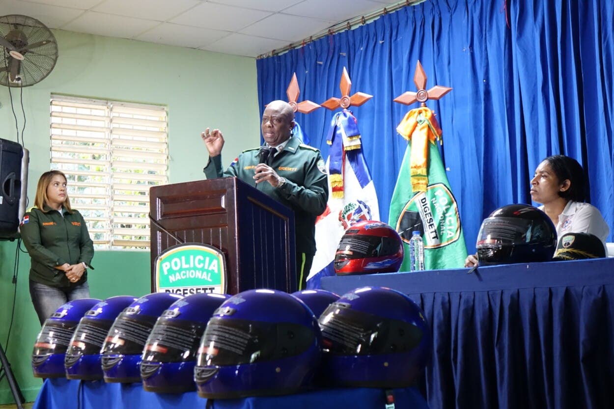 Digesett entrega en Yamasá utensilios con su programa «Un Casco Para Salvar Tu Vida»