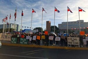 Miembros Adocine protestan frente al Congreso Nacional