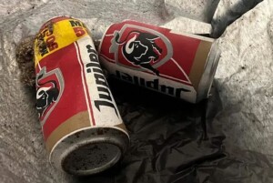 Rescatan una obra de arte de latas de cerveza tras confundirla con basura