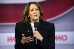 Harris acusa a Trump de “buscar un poder sin control” y promete ayuda a la clase media