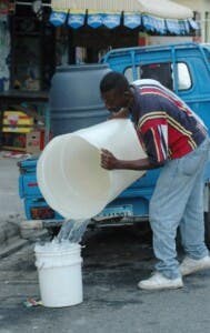Denuncian falta agua en sector Villa Duarte