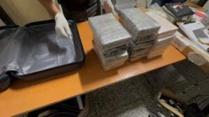 Buscan pasajero por abandonar maleta con 15 paquetes de cocaína