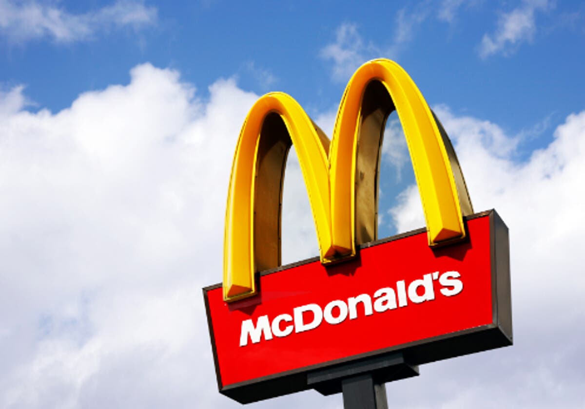 Un muerto y diez hospitalizados por brote de E. coli en hamburguesas de McDonald’s en EEUU