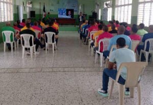 Imparten charla sobre inserción laboral e inclusión financiera a reos de Najayo Hombres