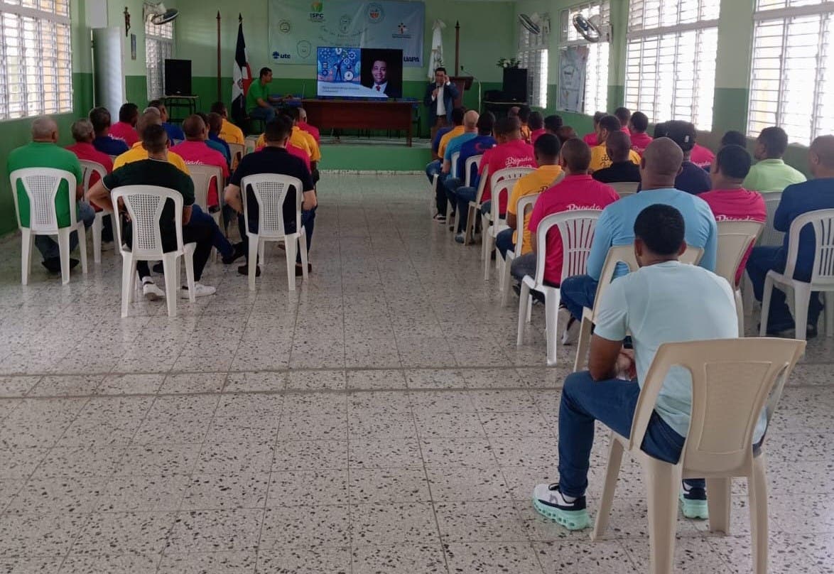 Imparten charla sobre inserción laboral e inclusión financiera a reos de Najayo Hombres