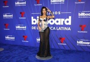 El negro y los diseños clásicos intervenidos dominaron la alfombra de los Latin Billboards
