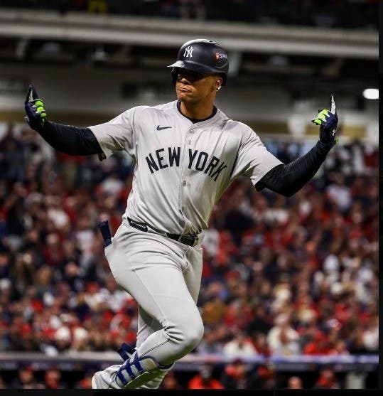 Juan Soto señala a público luego de conectar un cuadrangular en la victoria de los Yanquis sobre los Guardianes.
