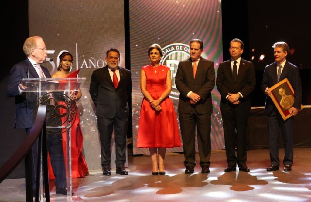 Don Pepín Corripio agradece a la Federación Dominicana de Comerciante la entrega del Gran Premio a la Excelencia Comercial realizada anoche en el Teatro Nacional. Le acompañan la vicepresidente de la República, Raquel Peña; Iván de Jesús García, presidente de la FDC; el ministro de Industria y Comercio, Víctor -Ito- Bisonó; y sus hijos Manuel y José Alfredo Corripio Alanzo.-Foto Guillermo Burgos.