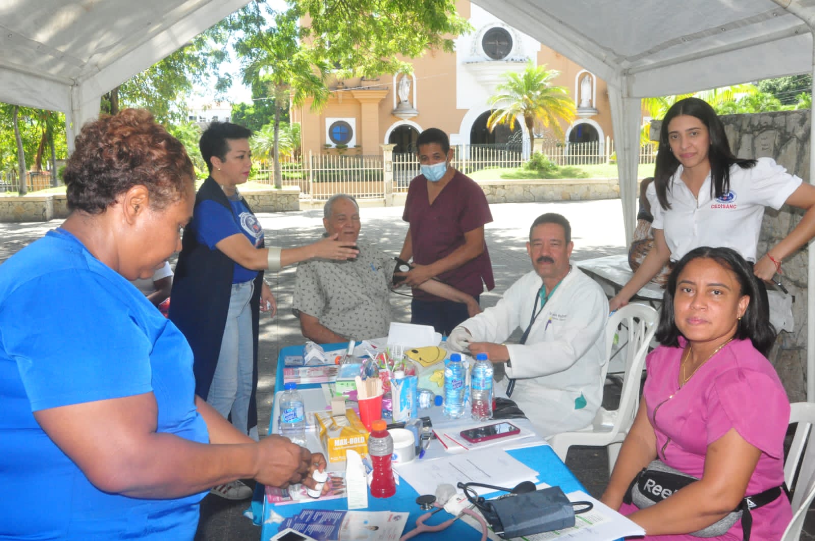 Ofrecen atenciones médicas a más de 200 personas en San Cristóbal