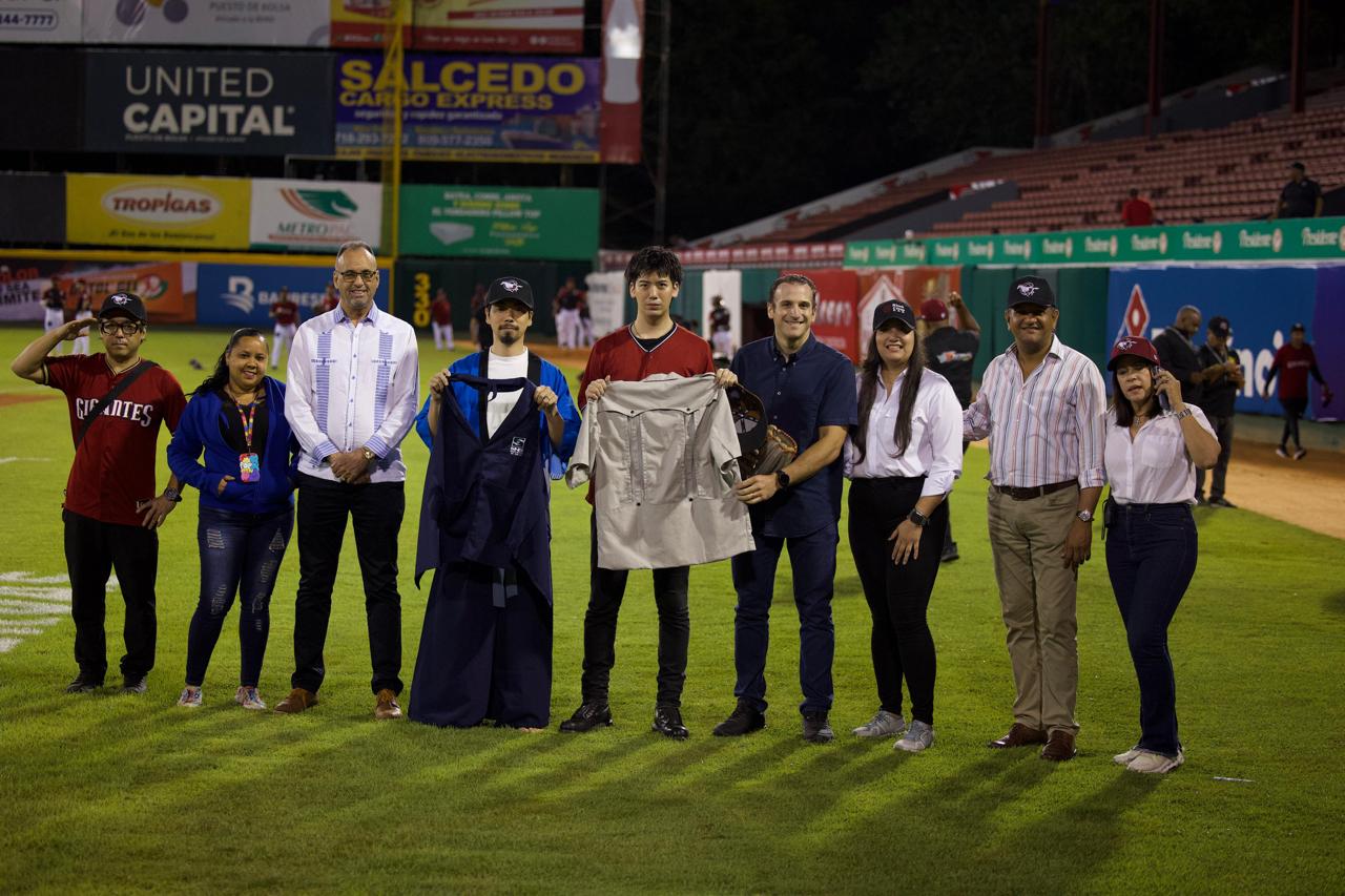 Entregan nuevos uniformes a promotores de salud y agricultores
