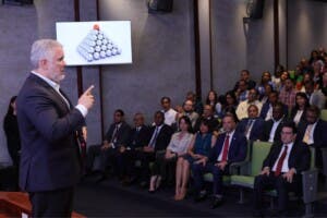 Iván Duque ofrece conferencia sobre el liderazgo en tiempos de adversidad