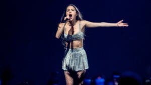 Olivia Rodrigo sufre caída durante presentación en Australia