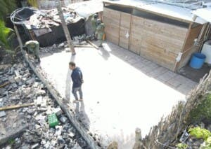 Armada y Medio Ambiente destruyen pared ilegal anexa a vivienda en la isla Saona