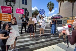 Campaña para legalizar el aborto en Florida recauda cifra récord con más de 100 millones     