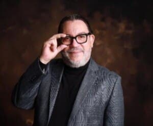 Kenny Grullón 40 años “haciéndonos el día” una carcajada a la vez