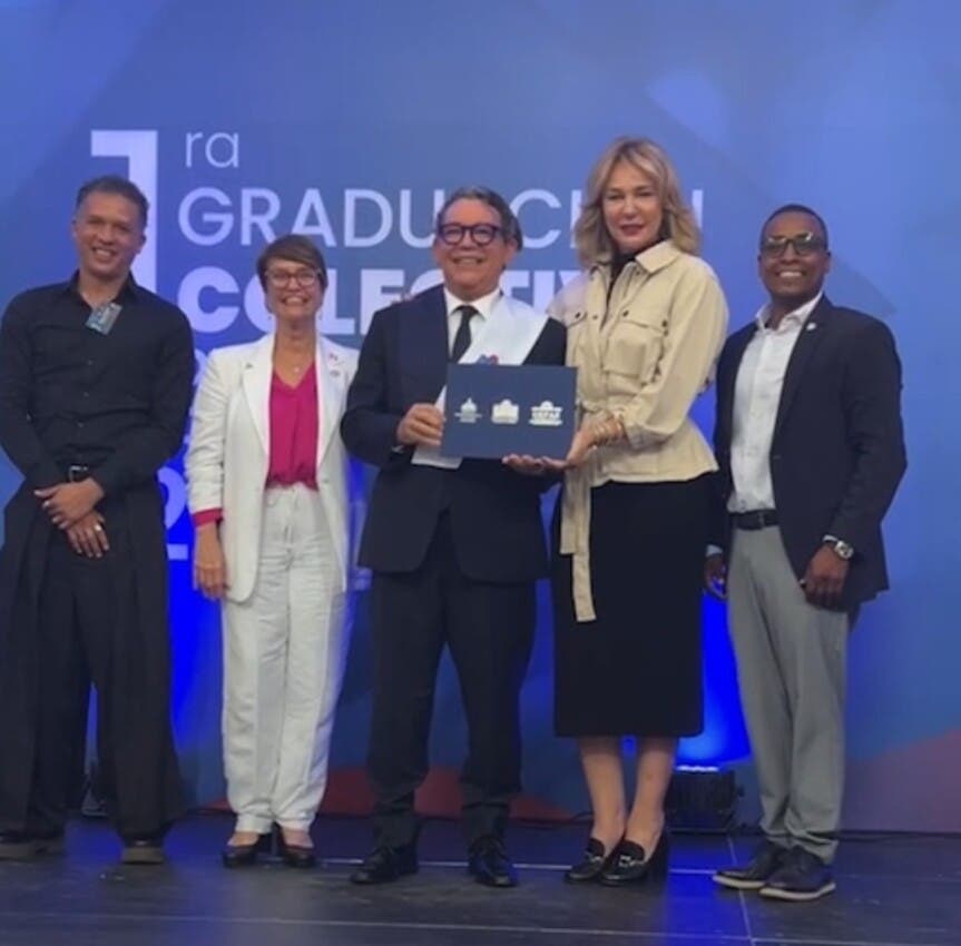 Kenny Grullón recibió su diploma de manos de la ministra de Cultura, Milagros Germán.