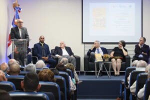 Roberto Cassá publica libro “Con la palabra de Dios”