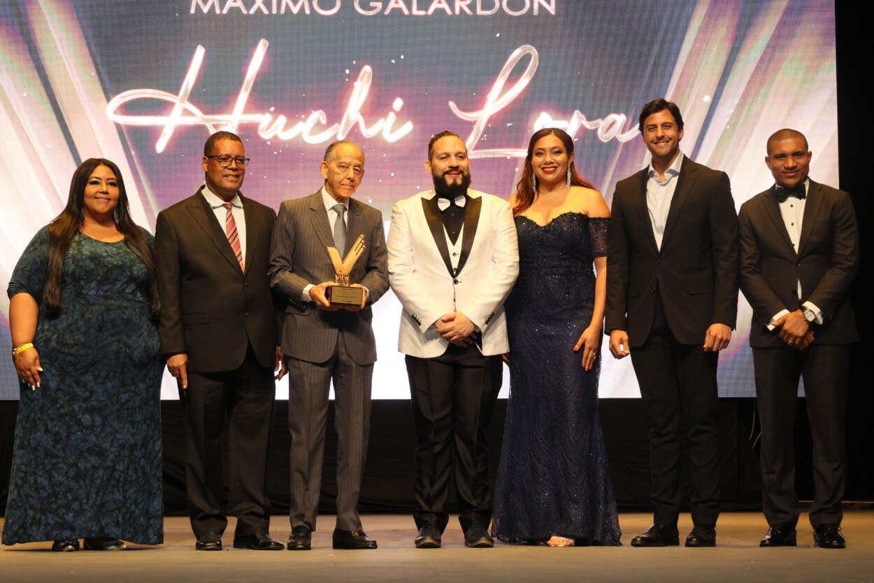 Huchi Lora recibe máximo galardón de los View Awards