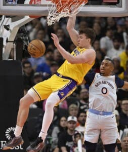 Cambios en alineación Lakers rinden frutos