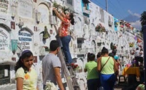 Masiva asistencia a cementerios Santiago