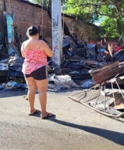 Investigan causa fuego afectó tres comercios