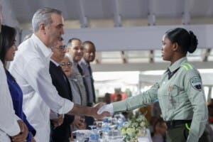 Abinader encabeza graduación de 1,016 policías formados bajo la reforma policial