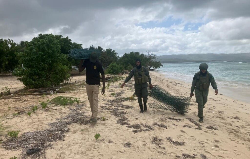 Miembros de la Armada retiran 1,500 metros de alambradas, malla ciclónica y estructura irregular en playa de Punta Rucia