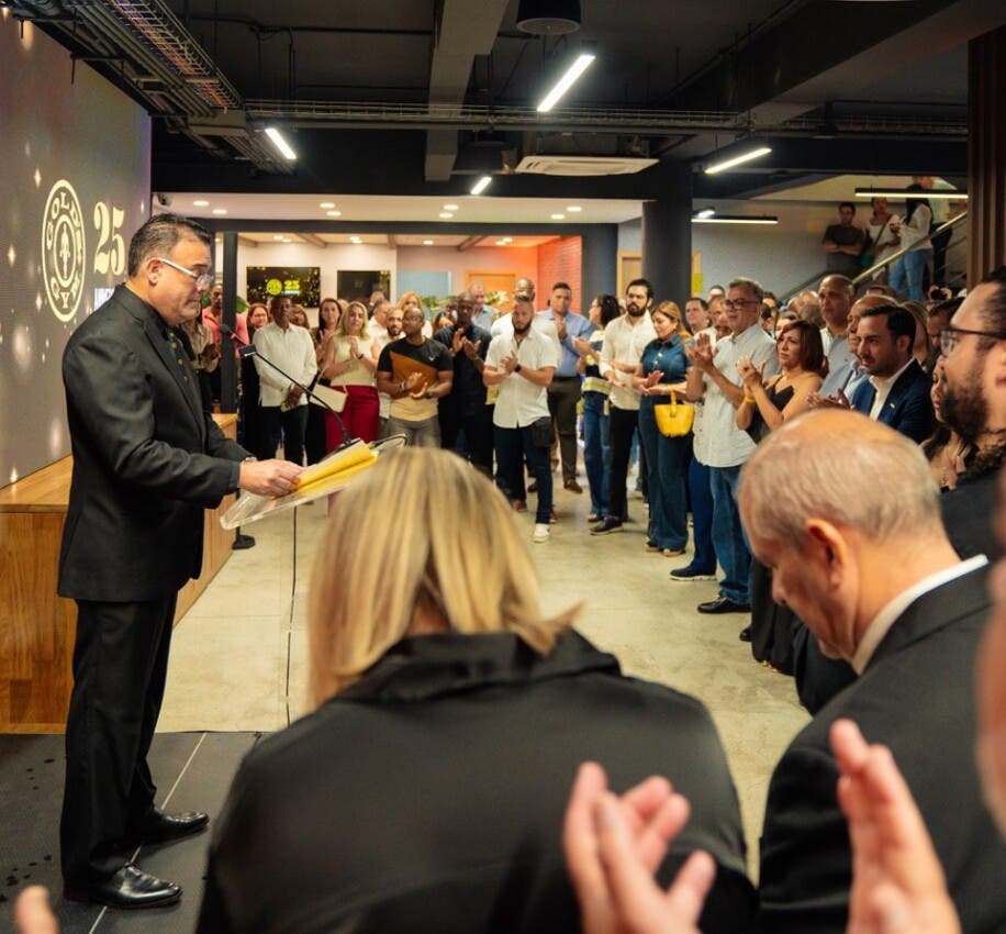 Ian Rondón, presidente de Gold´s Gym, pronuncia el discurso central en el acto de reapertura de la sucursal en Evaristo Morales
