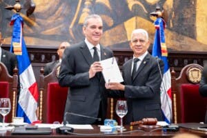 ¿Son sinónimas las voces promulgar y proclamar?