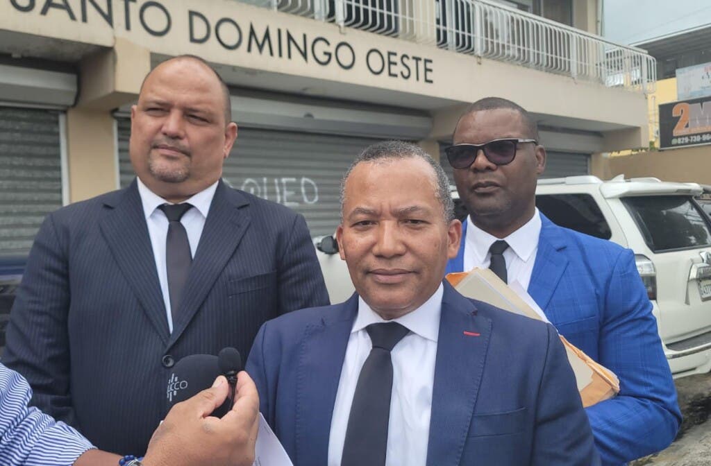 La instancia que fue depositada por ante el departamento de recepción de denuncia de la Fiscalía, indica que Peña incurrió en el delito de la difamación e injuria establecidos en la jurisprudencia como “la alegación o imputación de un hecho preciso; alegación o la imputación afecte el honor del ofendido; la difamación recaiga sobre una persona; la publicidad. El señor Carlos Peña hizo un video con la difamación, lo publicó en redes sociales y llamó a publicarlo; la intención”.