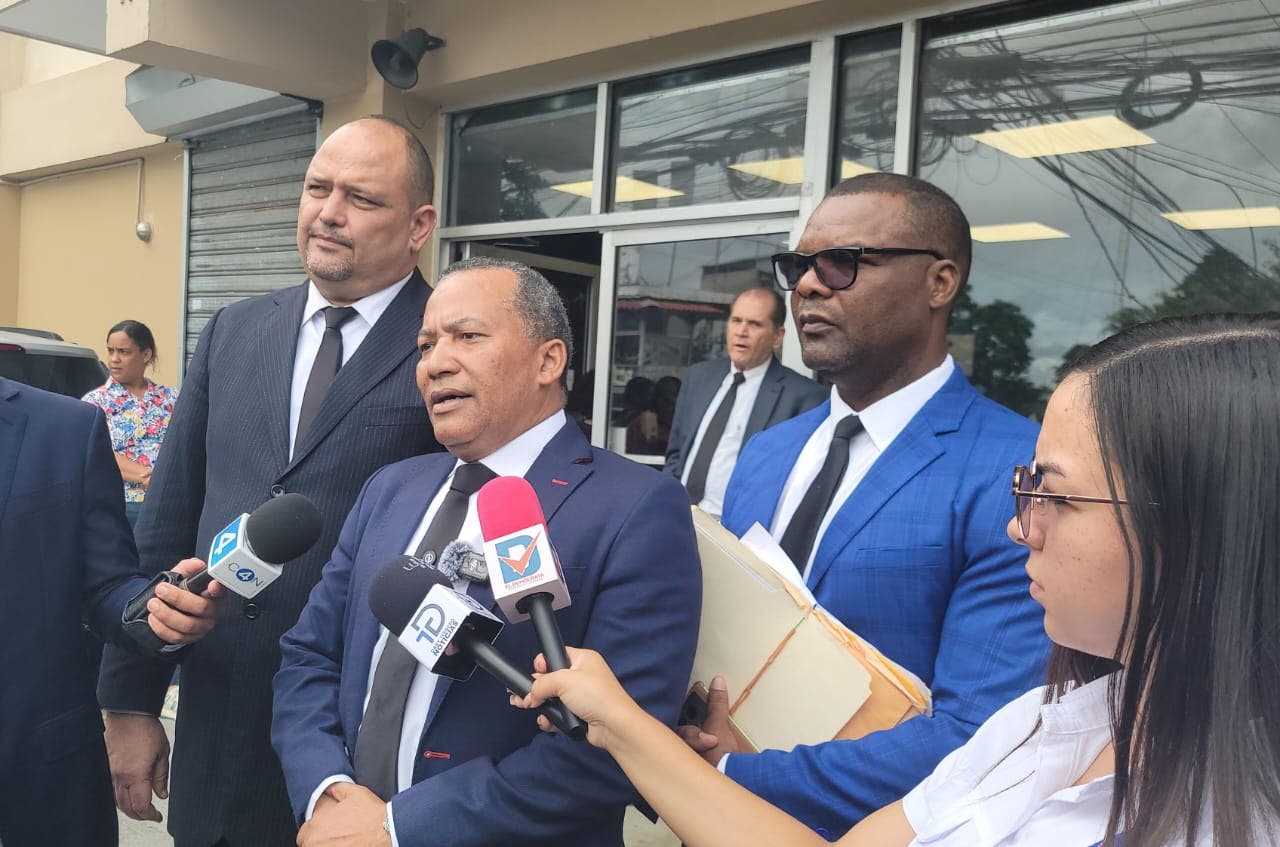 Demandan a Carlos Peña por difamación e injuria y piden RD$250 MM