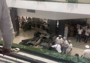 Impactante accidente: vehículo cae de parqueo en supermercado
