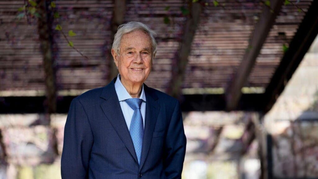Escarrer Julià murió este martes en la ciudad insular mediterránea de Palma (España), a los 89 años, según confirmaron fuentes cercanas a la familia.