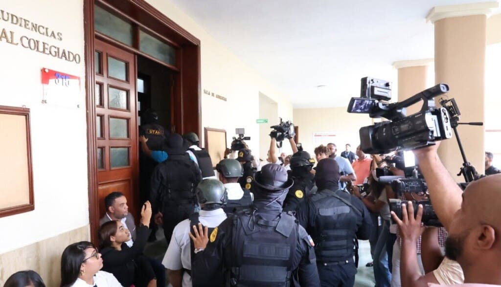 Imputados en el caso de la venta de municiones en la Policía cuando son trasladado al tribunal./Foto José Francisco