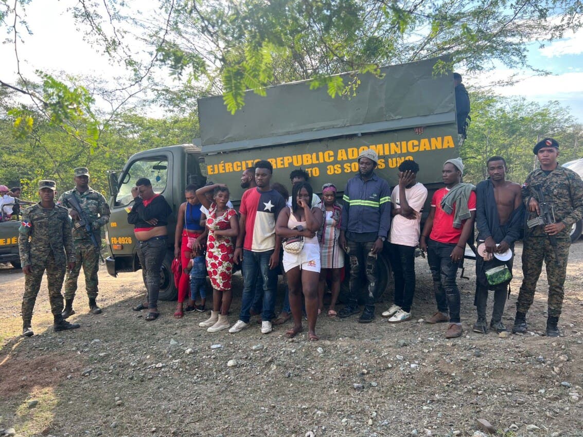 Ejército apresa 2 traficantes de indocumentados haitianos