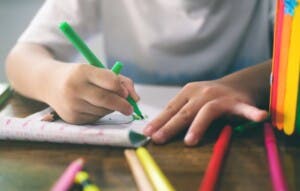 Polémica en Colombia: Congresista dice que obligar un niño a estudiar es violencia