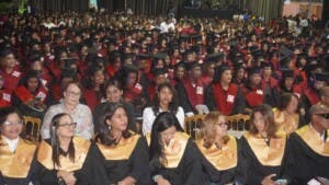 Unev advierte sobre peligros y desafíos de la IA tras graduación 69