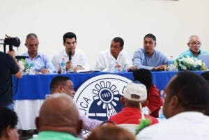 Arnaud socializa con comunitarios de La Altagracia y SPM