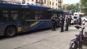 Hombre herido por bala pérdida cuando viajaba en autobús