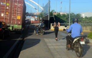 ¡Motores en la acera!