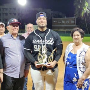 Liga de Softbol Soprovis premia jugadores más destacados de torneo 2024