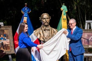 Develan busto de Duarte en Jamaica