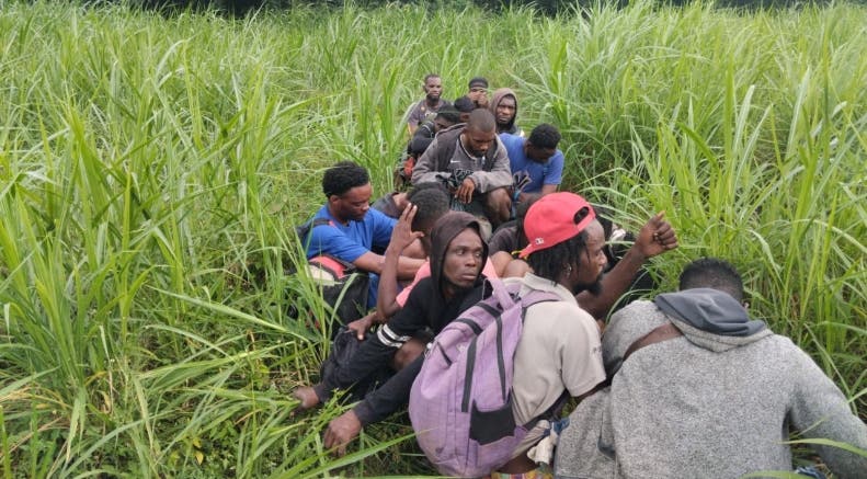 Ejército apresa haitianos en la frontera