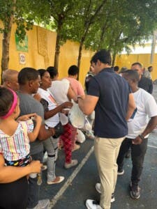 Raymond Rodríguez entrega kits alimenticios a familias del Distrito Nacional