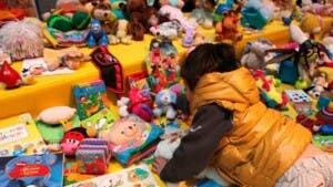 Influencers infantiles refuerzan estereotipos de género y el consumismo de juguetes
