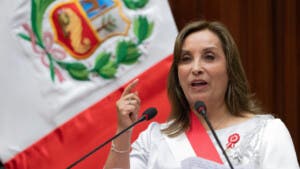 Boluarte acusa a las encuestadoras de pedirle «alguito» a cambio de mejorar su evaluación