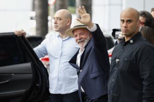 Lula recibe el alta hospitalaria tras cirugía por hemorragia intracraneal
